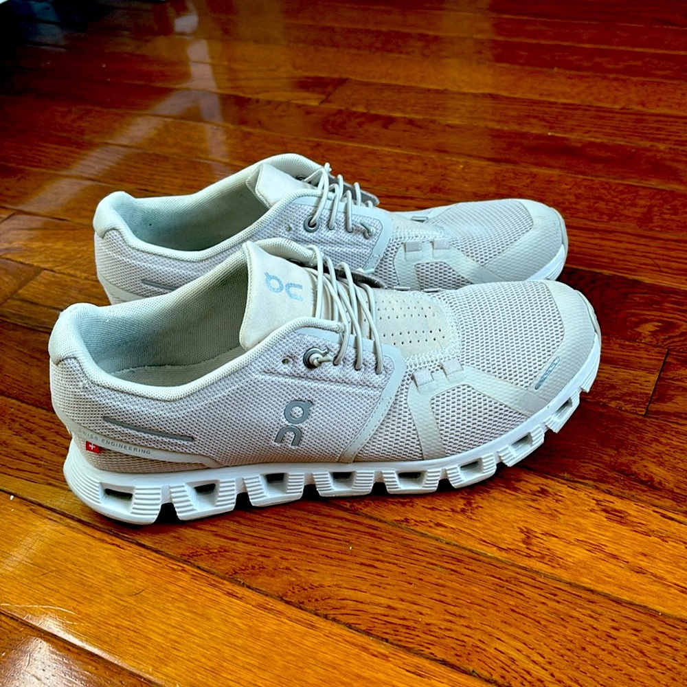 On Cloud 5 Sneakers, On Running, color Pearl/White, Women’s size 9